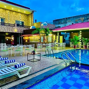 Hotel Grand Udaipur- Rooftop Cafe! Swimming Pool! Karaoke Music!, Udaipur